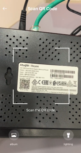 Scan QR Code trên mặt sau thiết bị